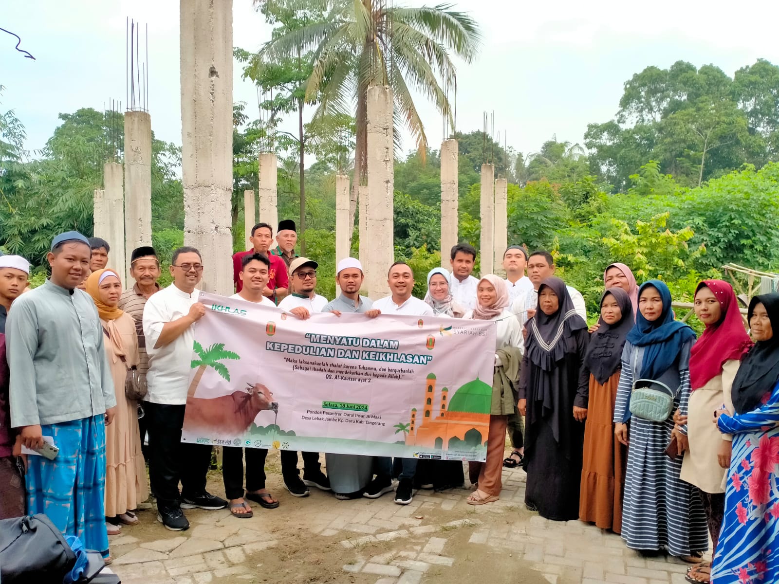 Penyerahan bantuan sosial kepada masyarakat dengan logo koperasi terlihat jelas