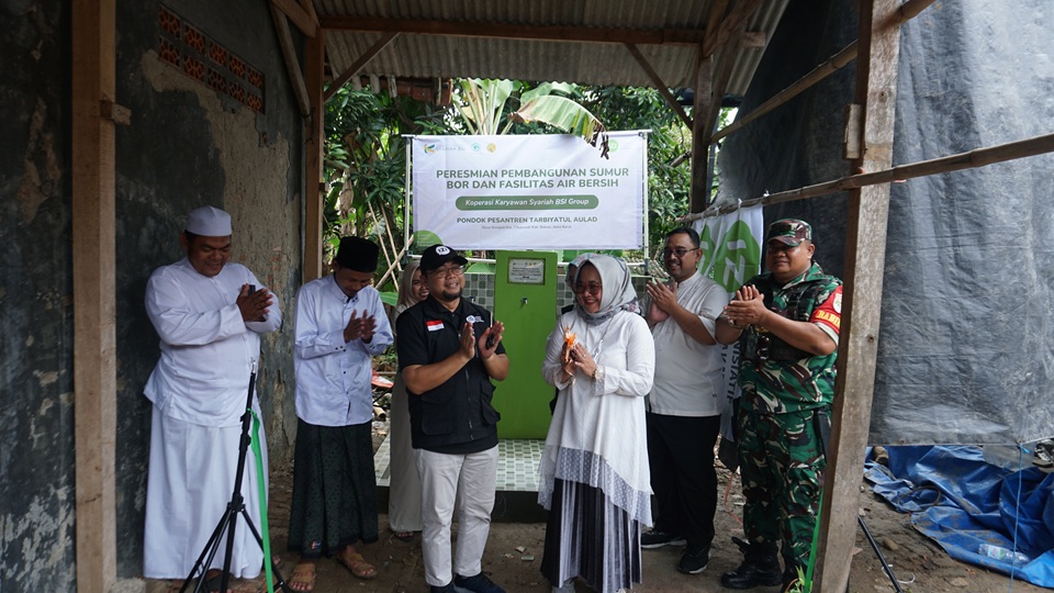 Peresmian produk baru dengan pemotongan pita oleh direktur utama